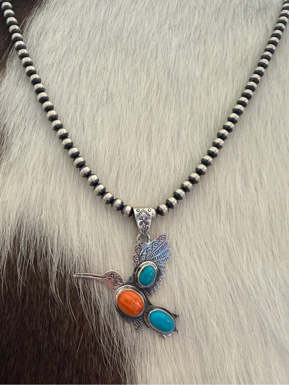 ❤️ Spiny Oyster & Kingman Turquoise Hand Stamped Sterling Hummingbird Pendant - Picture 3 of 14